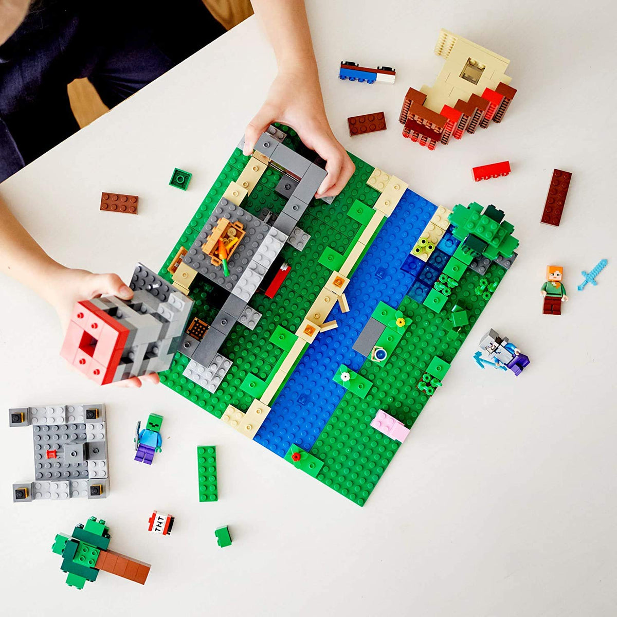 Minecraft Brick Construction Toy and Minifigures 564 Pieces I1266